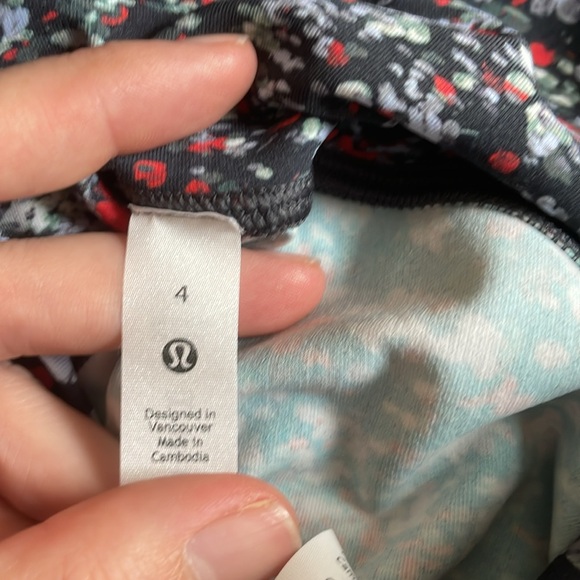 Lululemon scalloped cropped leggings size 4 - Picture 4 of 4